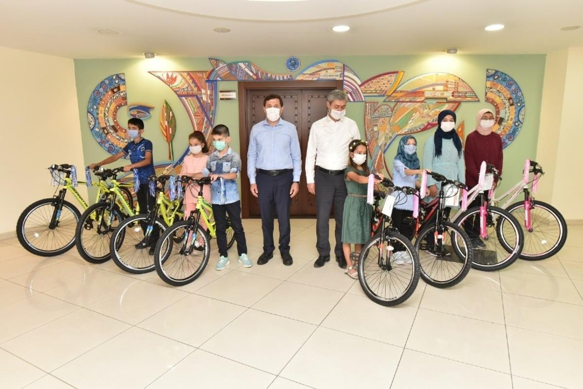 Karatay&rsquo;ın zeka k&uuml;p&uuml; &ouml;ğrencileri &ouml;d&uuml;llerini aldı