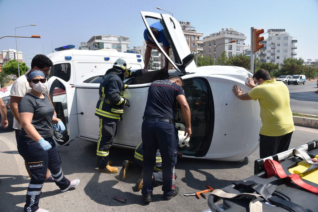 Devrilen otomobilde sıkışıp kaldı! İmdadına itfaiye yetişti