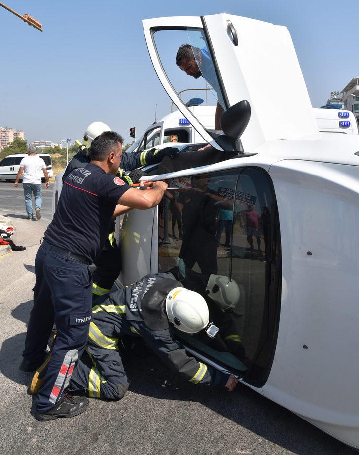 Devrilen otomobilde sıkışıp kaldı! İmdadına itfaiye yetişti G1