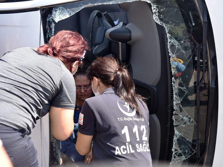 Devrilen otomobilde sıkışıp kaldı! İmdadına itfaiye yetişti G3