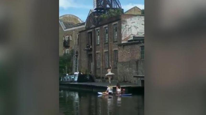 Londra’da balerinden nehir kenarında gösteri