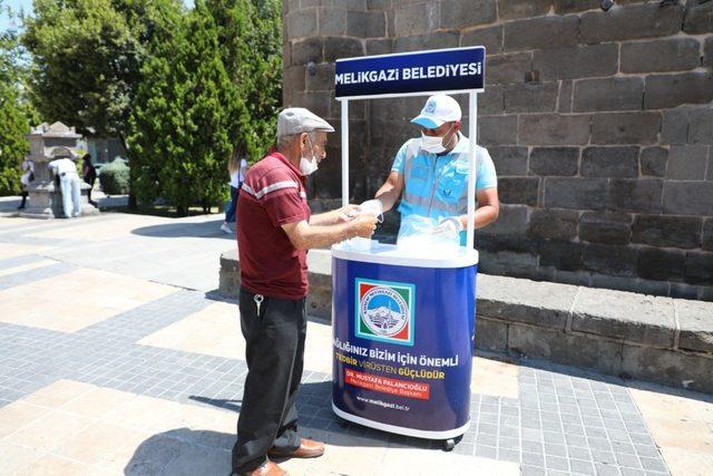 Melikgazi Belediyesi stantlarda maske dağıtıyor