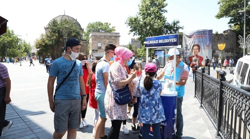 Melikgazi Belediyesi stantlarda maske dağıtıyor