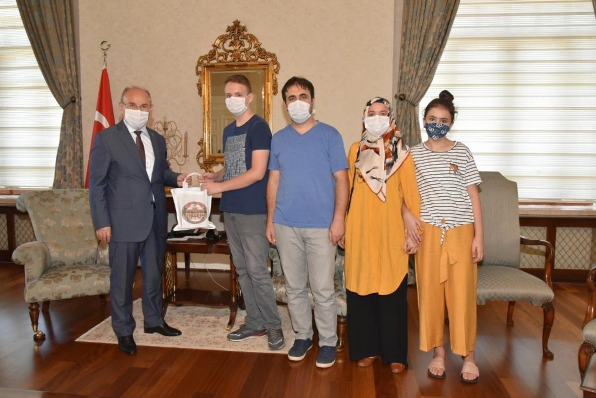 Vali Karadeniz, LGS&rsquo;de 500 puan alan &ouml;ğrencileri ağırladı