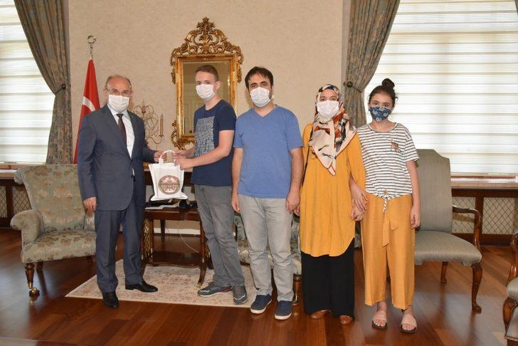 Vali Karadeniz, LGS’de 500 puan alan öğrencileri ağırladı G1