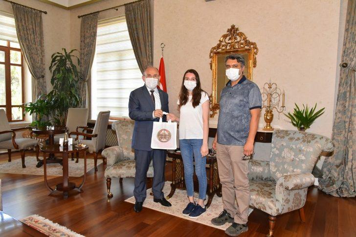 Vali Karadeniz, LGS’de 500 puan alan öğrencileri ağırladı G3