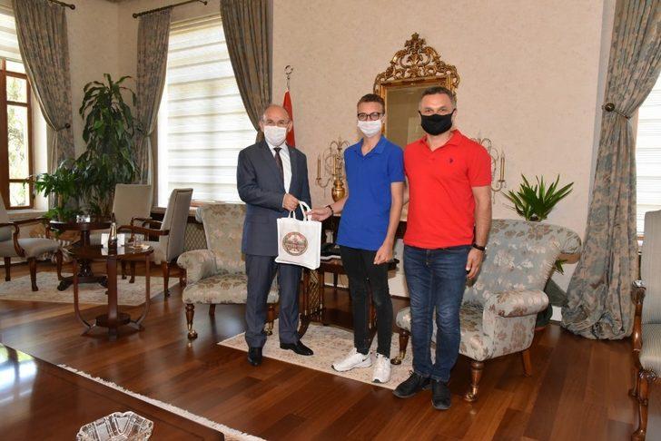 Vali Karadeniz, LGS’de 500 puan alan öğrencileri ağırladı G4