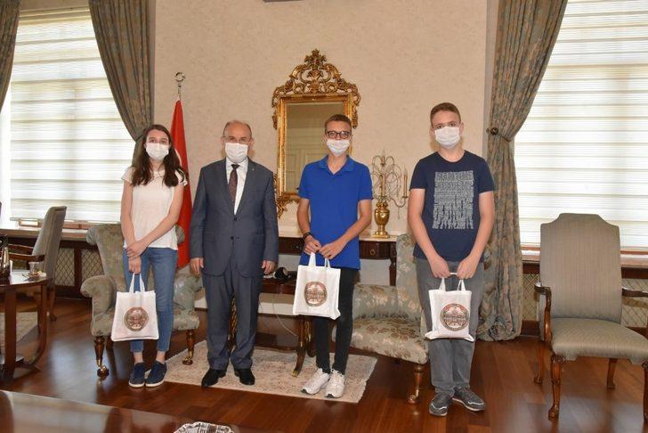 Vali Karadeniz, LGS’de 500 puan alan öğrencileri ağırladı G5