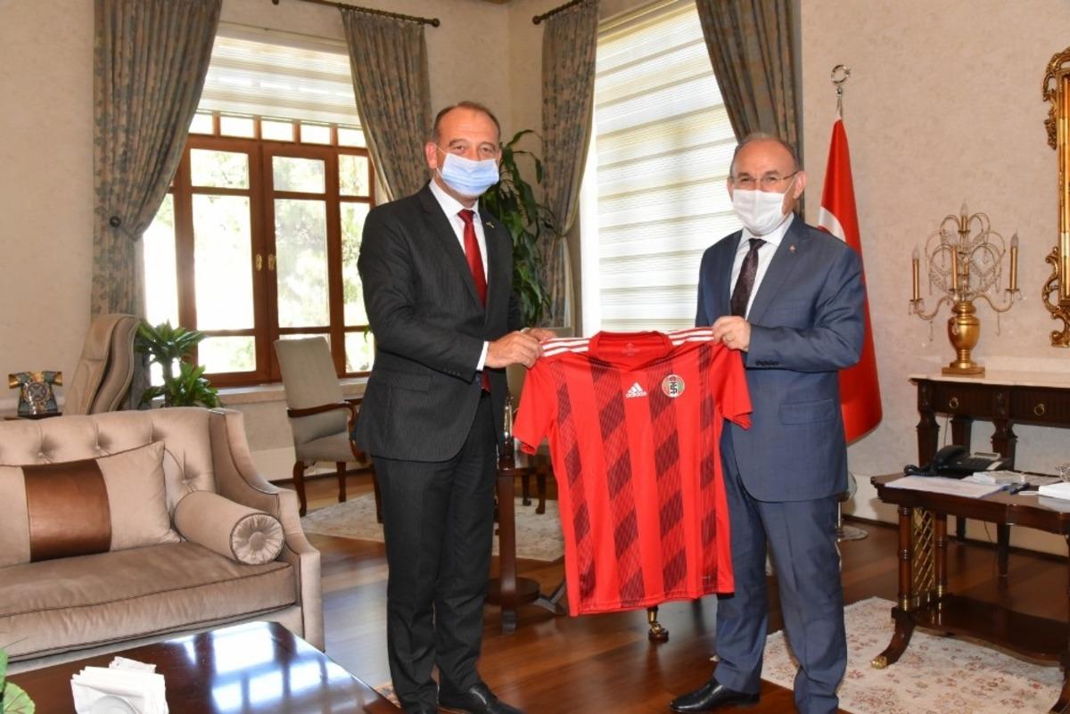 Başkan Akın Vali Karadeniz&rsquo;e Turgutluspor forması hediye etti