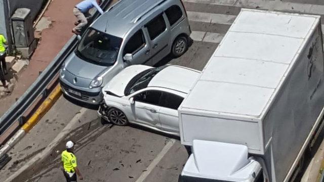 İzmit'in 'Ölüm rampası'nda 7 araç çarpıştı