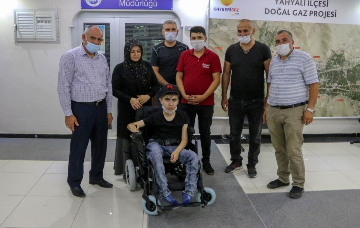 Mehmet&ccedil;ikten engelli gence ak&uuml;l&uuml; ara&ccedil; desteği