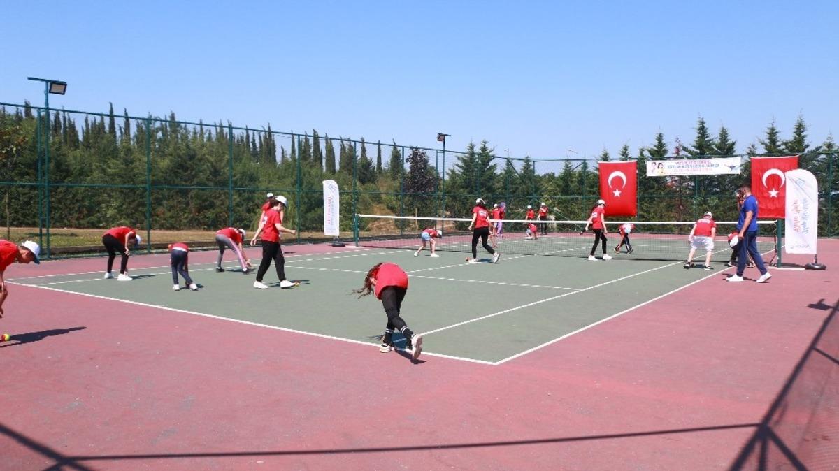 Sultangazili &ccedil;ocuklar yeni normal hayatta hem eğitim g&ouml;r&uuml;yor hem eğleniyor