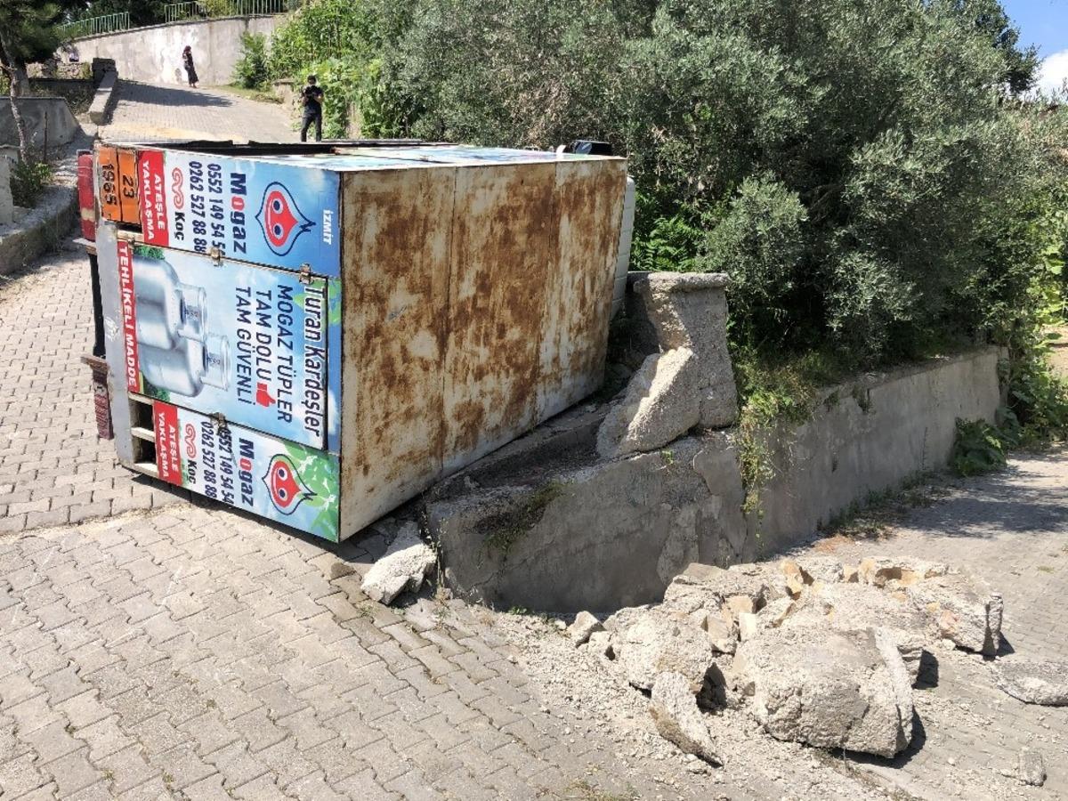 Kocaeli&rsquo;de t&uuml;p y&uuml;kl&uuml; kamyonet devrildi: 1 yaralı