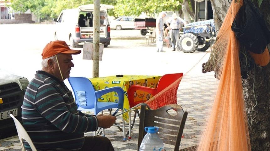 Erdek&rsquo;te balık&ccedil;ı ağları onarımda