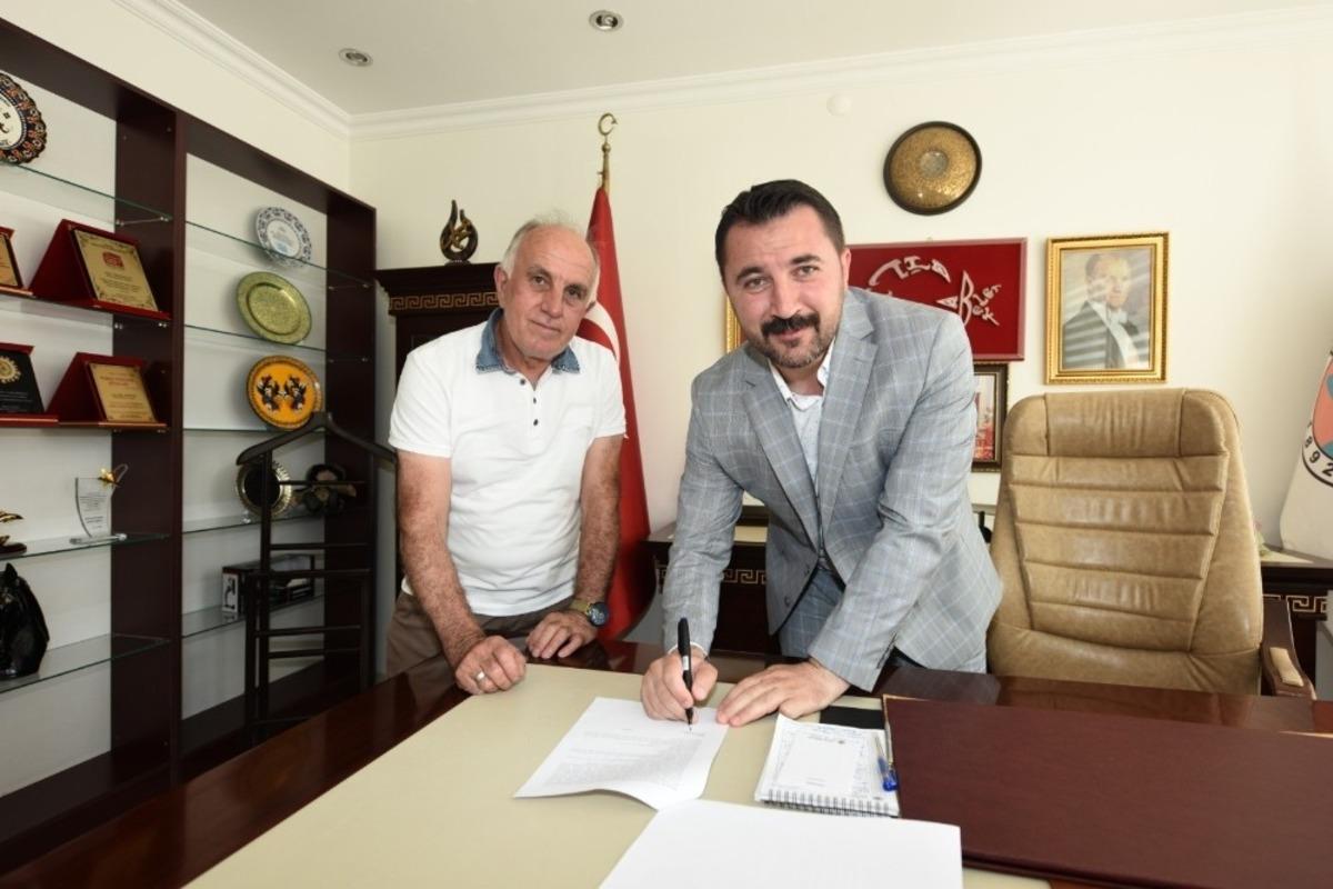 Turhal&rsquo;a ilki yapılacak olan yarı olimpik kapalı y&uuml;zme havuzu projesi imzalandı