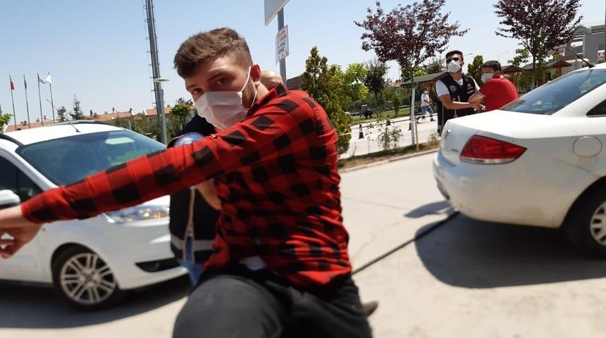 Kalpazanlar kendilerini görüntüleyen İHA kameramanına uçan tekme ile saldırdı