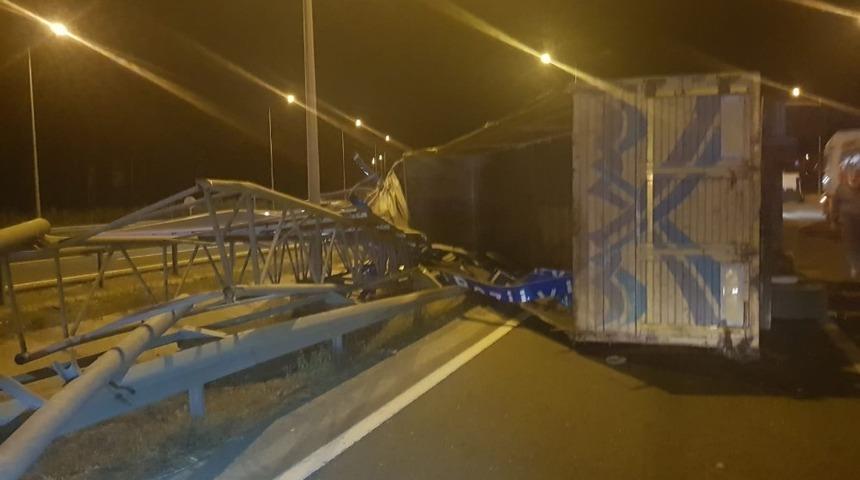 A&ccedil;ılan damper bilgilendirme tabelasını devirdi