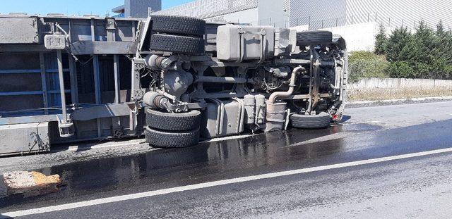 Sürücü virajı alamayınca tır yan yattı