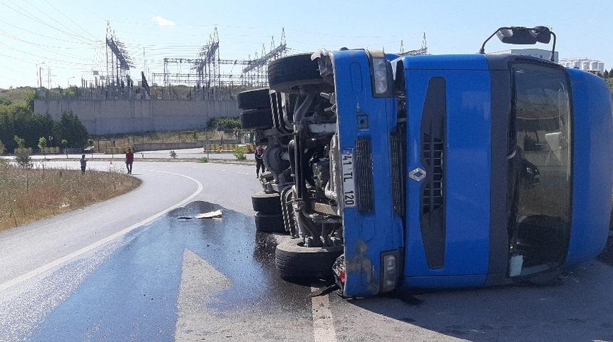 S&uuml;r&uuml;c&uuml; virajı alamayınca tır yan yattı
