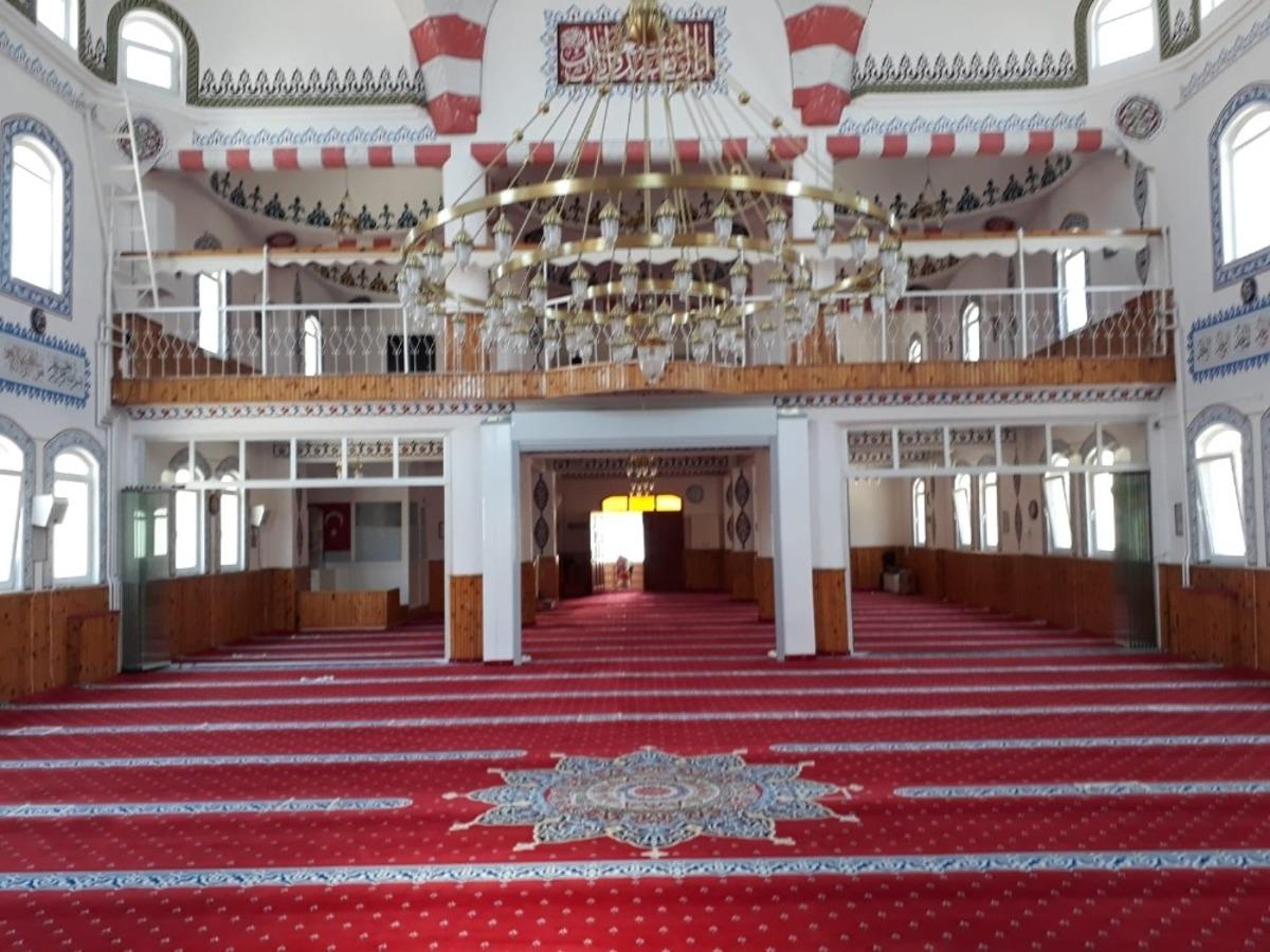 Mahalleli kadınlar imece usul&uuml; cami temizliği yaptılar