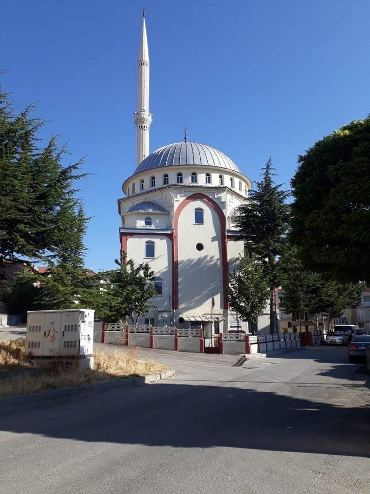 Mahalleli kadınlar imece usulü cami temizliği yaptılar G3