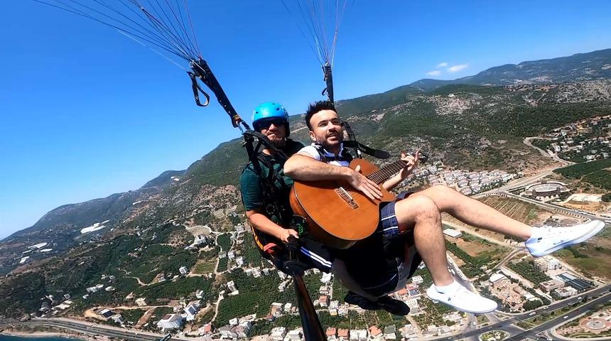 Yamaç paraşütüyle atlayış yapıp, 800 metrede gitar çaldı