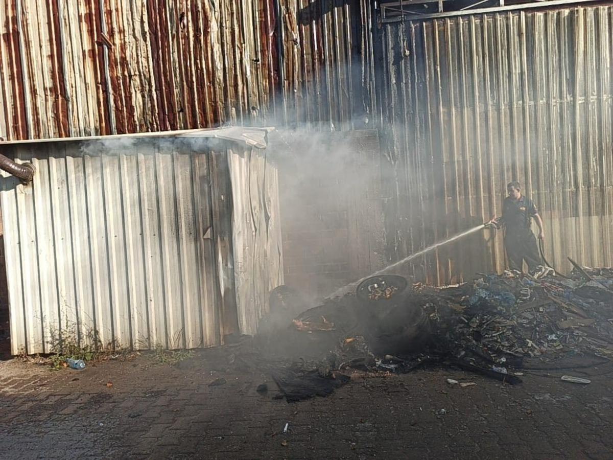 &Ccedil;&ouml;p evde &ccedil;ıkan ve iş yerine sı&ccedil;rayan yangın b&uuml;y&uuml;meden s&ouml;nd&uuml;r&uuml;ld&uuml;