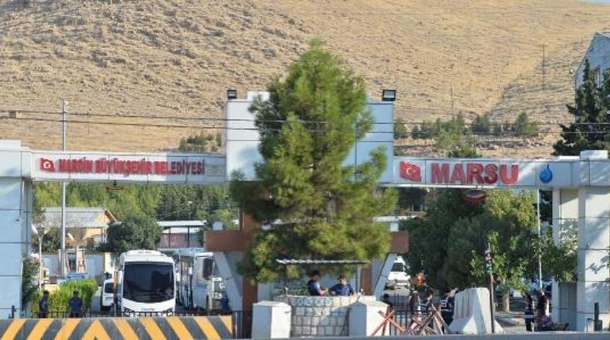 Mardin B&uuml;y&uuml;kşehir Belediyesi'nde usuls&uuml;zl&uuml;k operasyonu: 10 g&ouml;zaltı