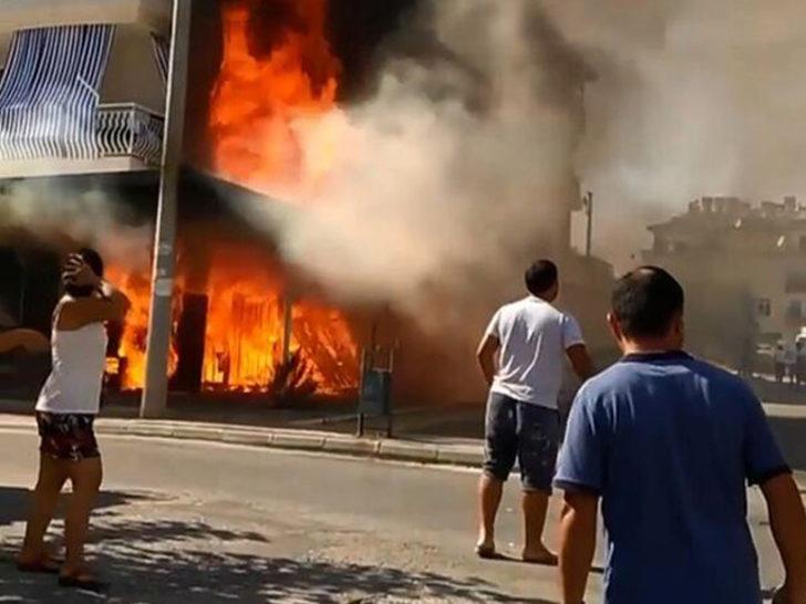 Antalya'da büyük yangın! Beyaz eşya deposu alev alev yandı