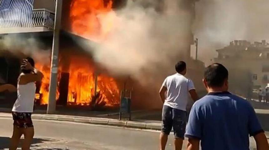 Antalya'da b&uuml;y&uuml;k yangın! Beyaz eşya deposu alev alev yandı