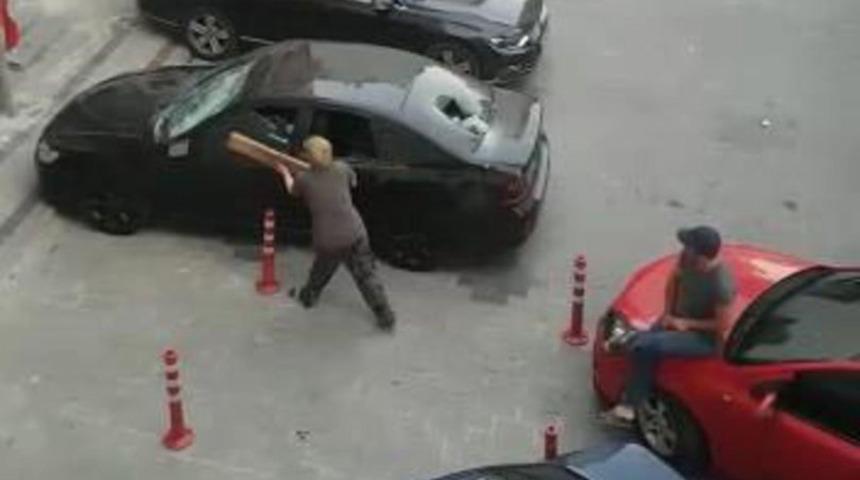 Kavgalı oldukları ailenin otomobilini par&ccedil;alayan 2 kişi g&ouml;zaltına alındı