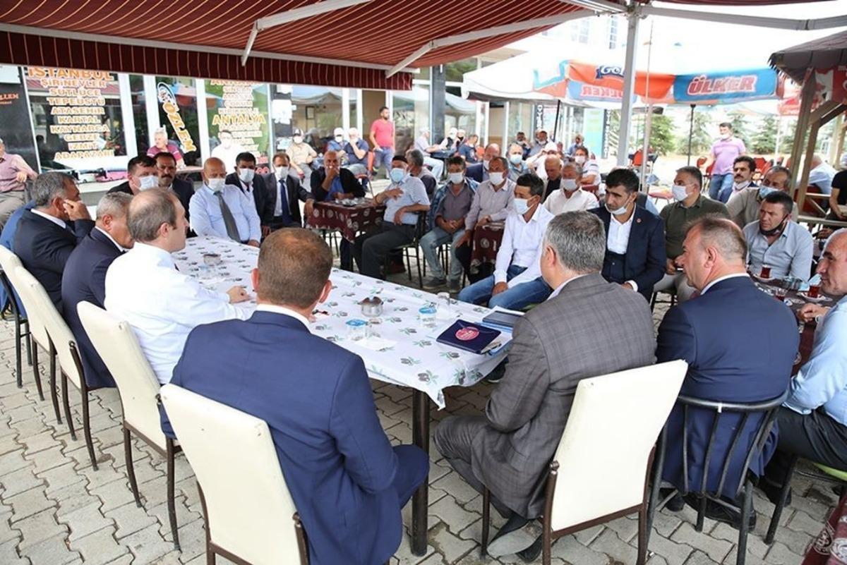 Vali C&uuml;neyt Epcim G&ouml;k&ccedil;edere Beldesinde vatandaşlarla bir araya geldi