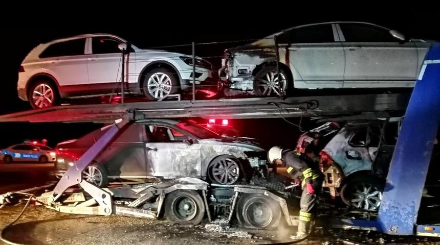 Erzincan'da otomobil taşıyan TIR yandı! 4 araç kullanılamaz hale geldi