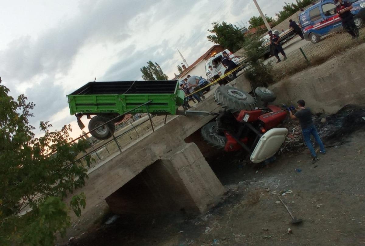 Trakt&ouml;r k&ouml;pr&uuml;den aşağı d&uuml;şt&uuml;: 3 yaralı