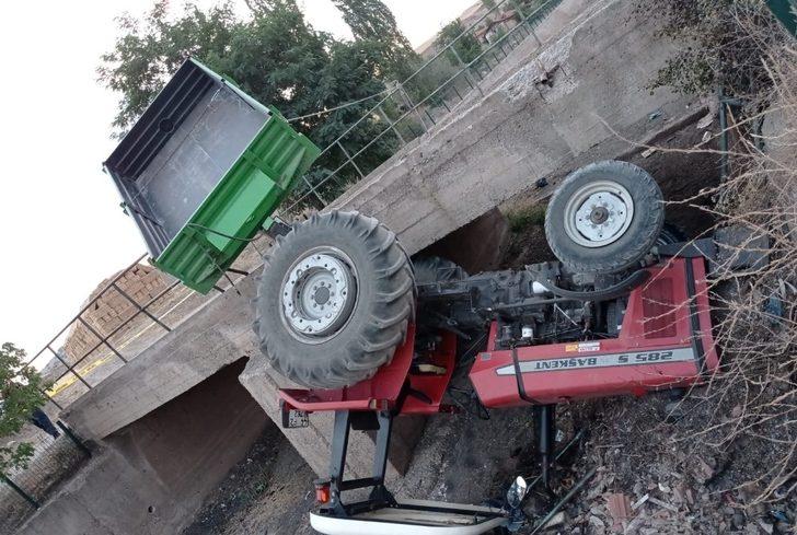 Traktör köprüden aşağı düştü: 3 yaralı G2