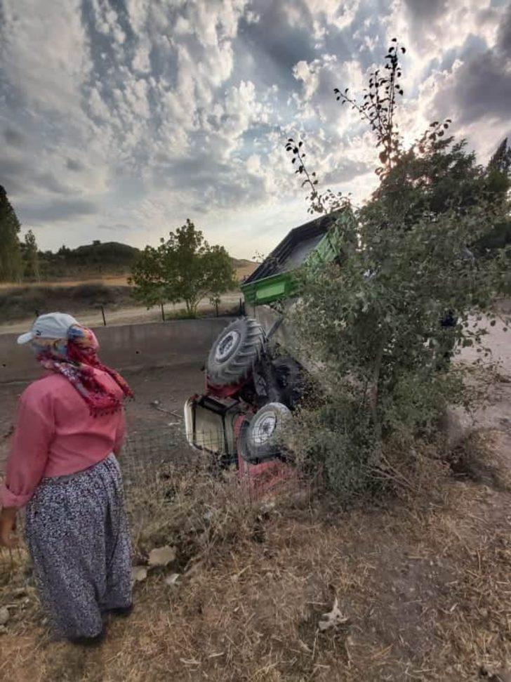 Traktör köprüden aşağı düştü: 3 yaralı G5