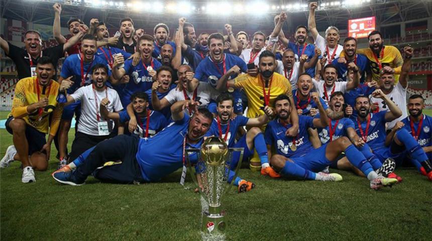 TFF 1. Lig'e çıkan Tuzlaspor şampiyonluk kupasını aldı