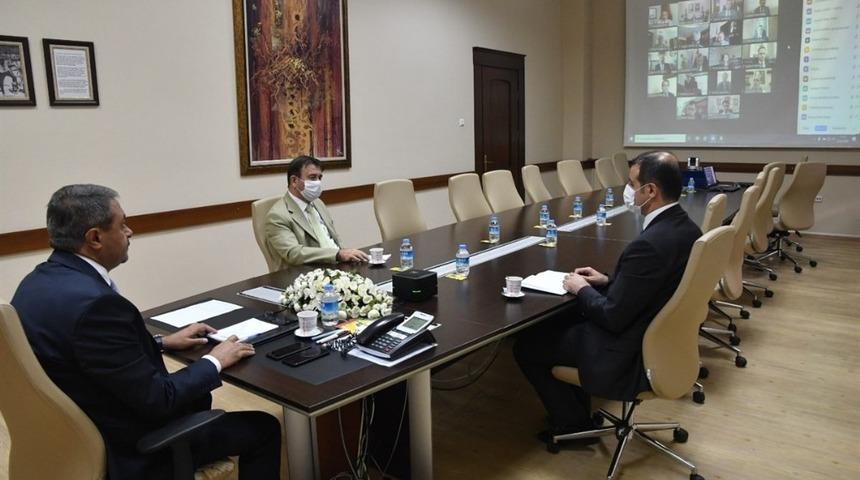 Vali Şıldak kaymakamlarla video konferans toplantısı yaptı