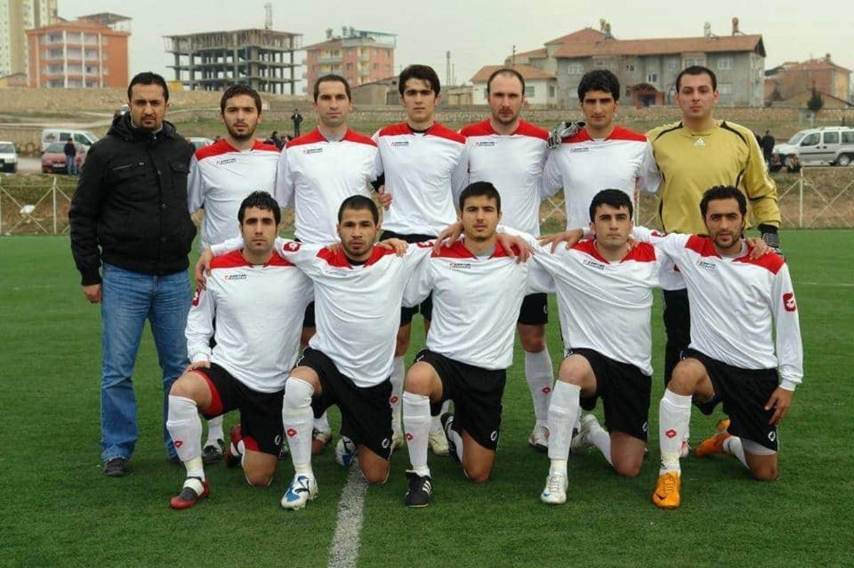 45 yaşındaki K&uuml;rşat G&uuml;nata futbola devam ediyor