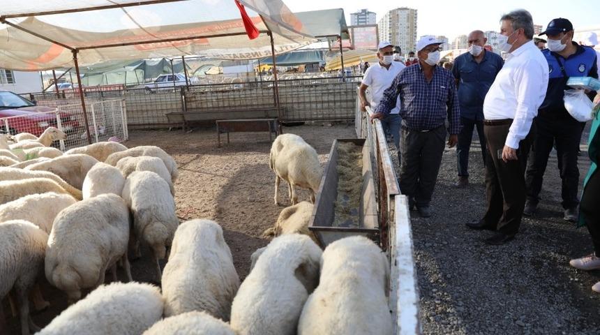 Başkan Palancıoğlu, Serkent kurban pazarı denetiminde