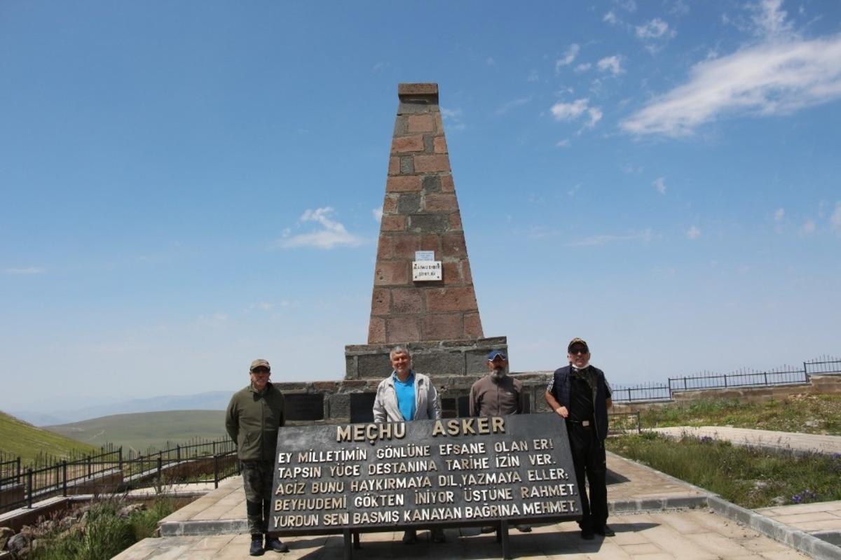 Oltulu doğaseverler Allahuekber dağına tırmandılar