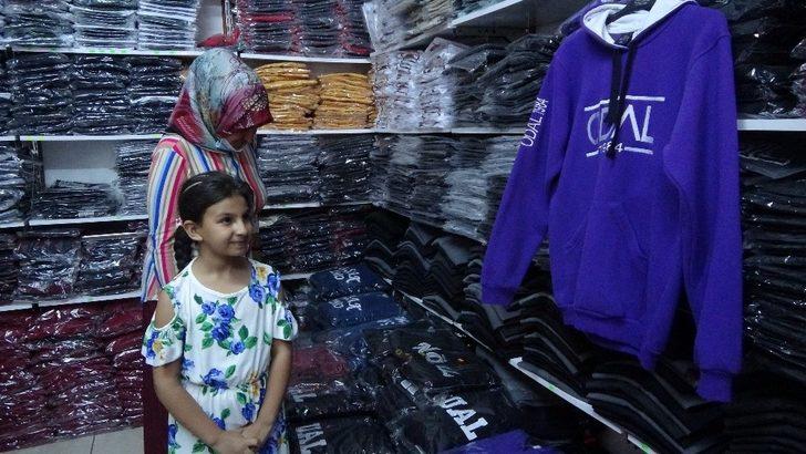 Uşak’ta bayram öncesi çocuklara kıyafet yardımı G2