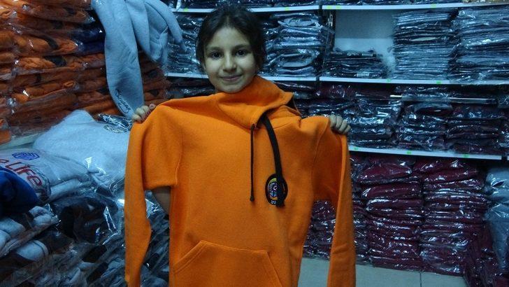 Uşak’ta bayram öncesi çocuklara kıyafet yardımı G4