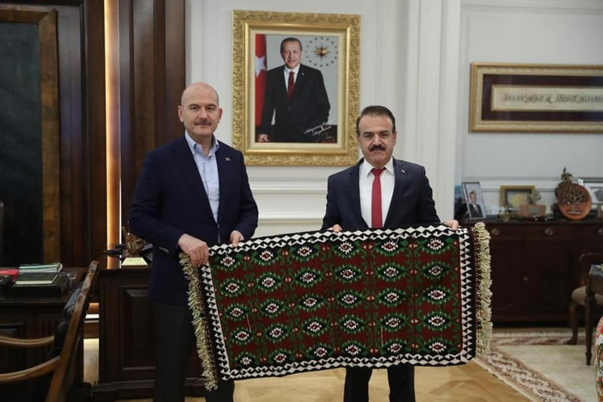 Uludere Belediye Başkanı &Uuml;rek, Bakan Soylu&rsquo;ya el dokumalı kilim hediye etti