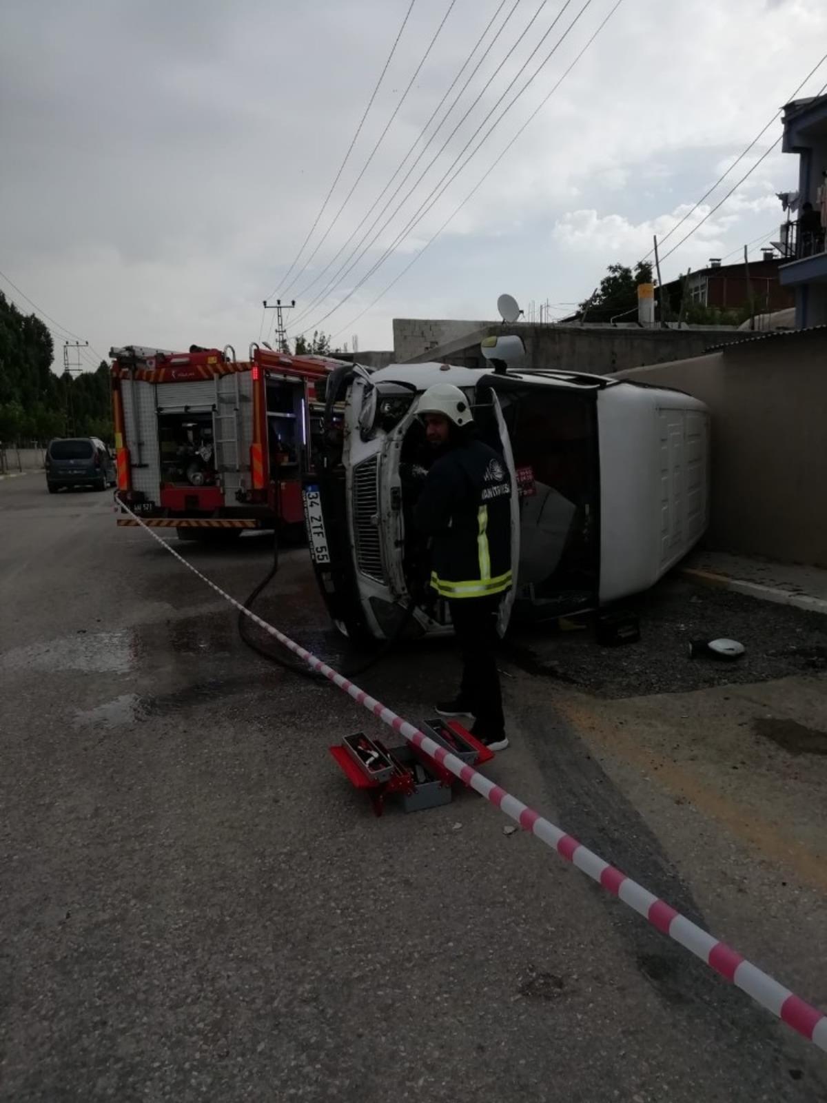 Direksiyon hakimiyeti kaybedilen kamyonet takla attı