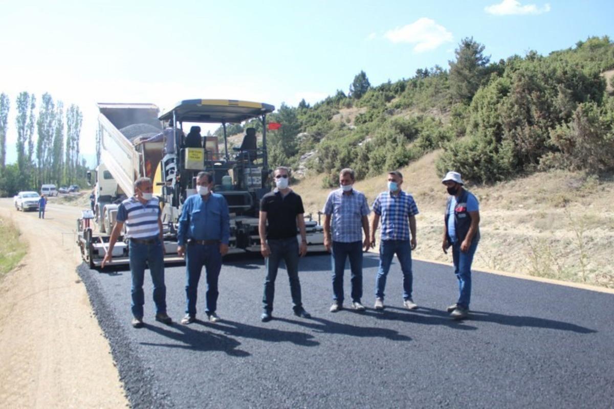 Emet&rsquo;te bir k&ouml;y yoluna daha sıcak asfalt