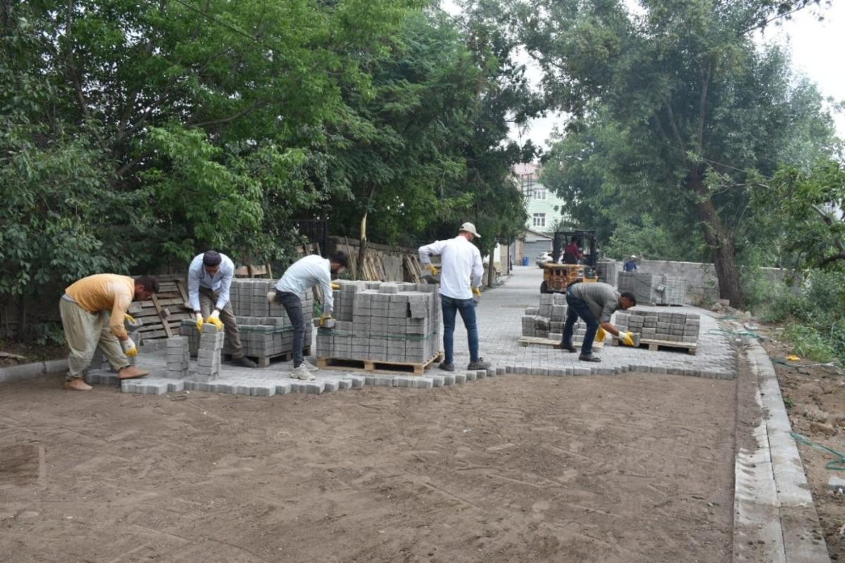 Tatvan Belediyesi kilitli parke yol yapım &ccedil;alışmalarına devam ediyor