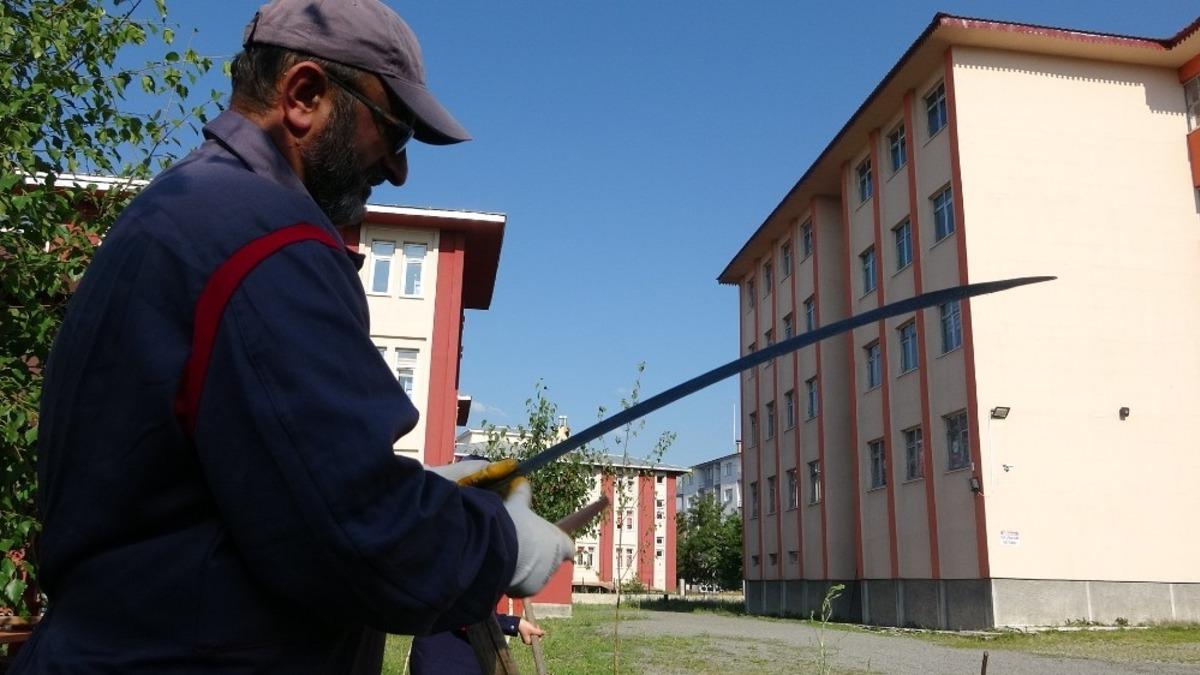 Yabani otlar okul m&uuml;d&uuml;r&uuml; tarafından tırpanla bi&ccedil;ildi