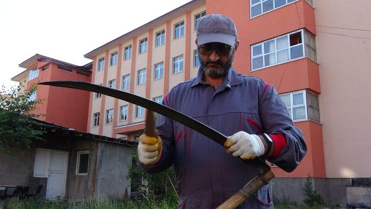 Yabani otlar okul müdürü tarafından tırpanla biçildi G2