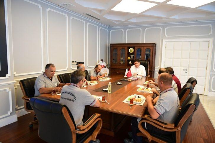 Başkan Tören, temizlik işçileriyle makamında kahvaltı yaptı G1